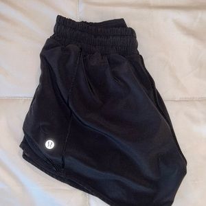 Lululemon hotty hot low-rise lined short 4”